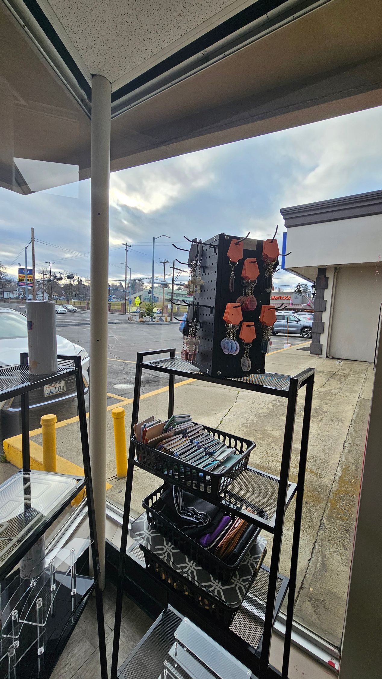 A closet filled with clothes and a sign that says `` women 's large - 3x ''.