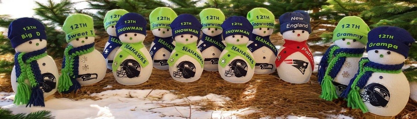 A row of snowmen standing next to each other in front of a christmas tree.