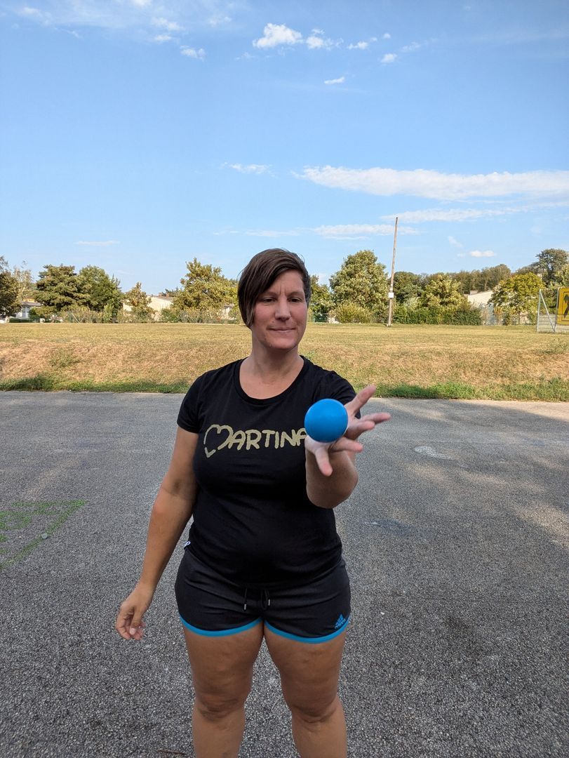 Puma Training Martina Pühringer jongliert mit einem Ball