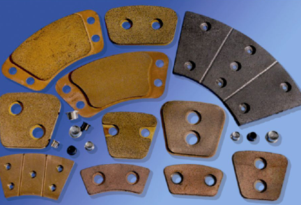 Varias pastillas de freno metálicas y hardware relacionado sobre un fondo azul.