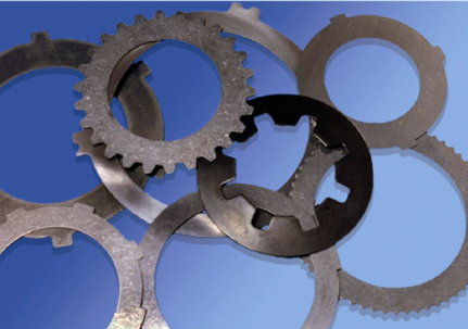 Discos y componentes de embrague de metal variados sobre un fondo azul.