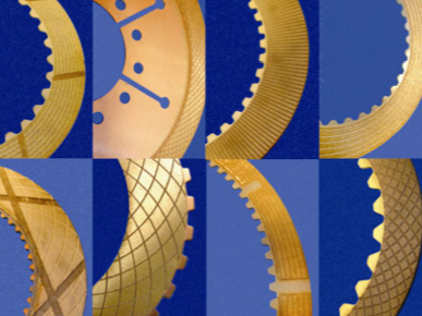 Vista de primer plano de ocho placas de fricción de transmisión automática doradas con diferentes patrones de superficie