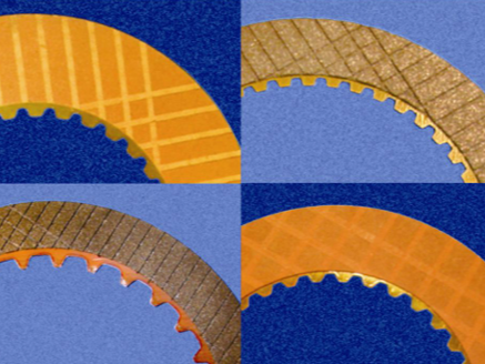 Cuatro placas de fricción de embrague para automóviles diferentes, con patrones amarillos y marrones y bordes dentados.