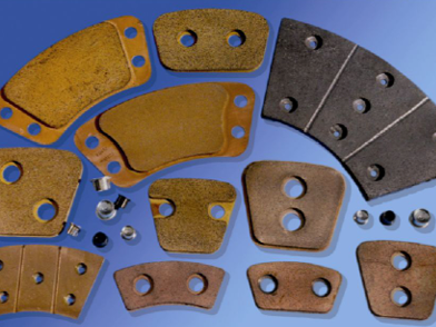 Varias formas y tamaños de pastillas de freno en tonos marrones y grises sobre fondo azul.