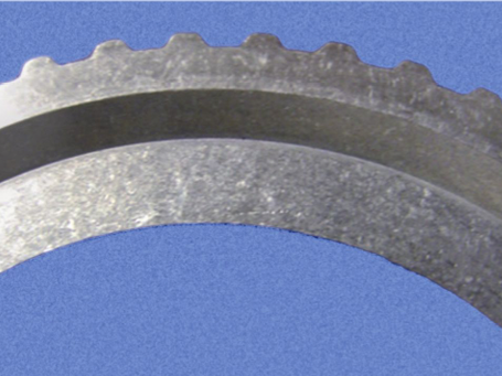 Dos anillos metálicos concéntricos, uno de ellos con el borde exterior dentado.