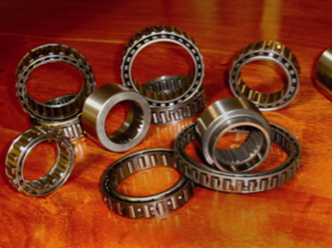 Varios conjuntos de cojinetes de rodillos sobre una superficie de madera.