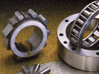 Primer plano de rodamientos de rodillos industriales, mostrando rodillos cilíndricos y anillos interiores y exteriores.