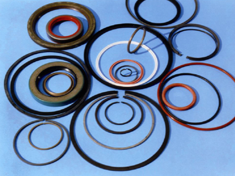 Varios sellos y anillos circulares de diferentes tamaños y colores, dispuestos sobre una superficie azul.