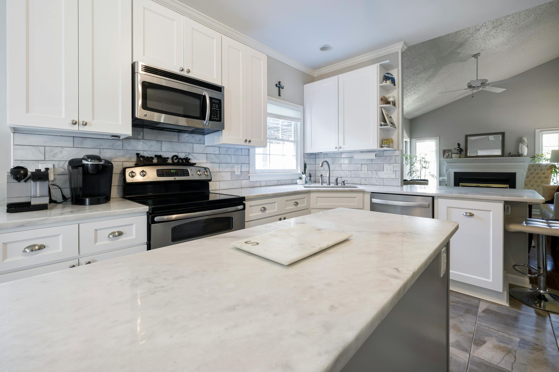 Kitchen remodeling with modern cabinets and island NJ