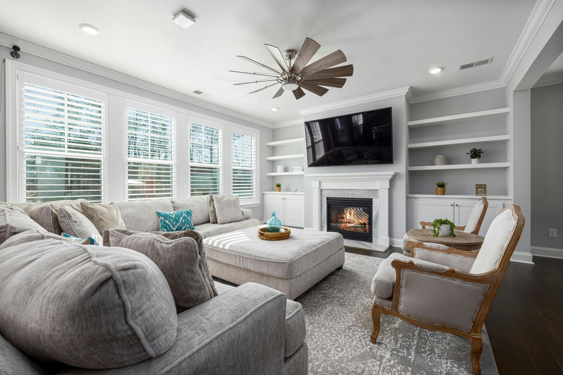 A home with a ceiling fan that helps the AC installation in Holiday, FL