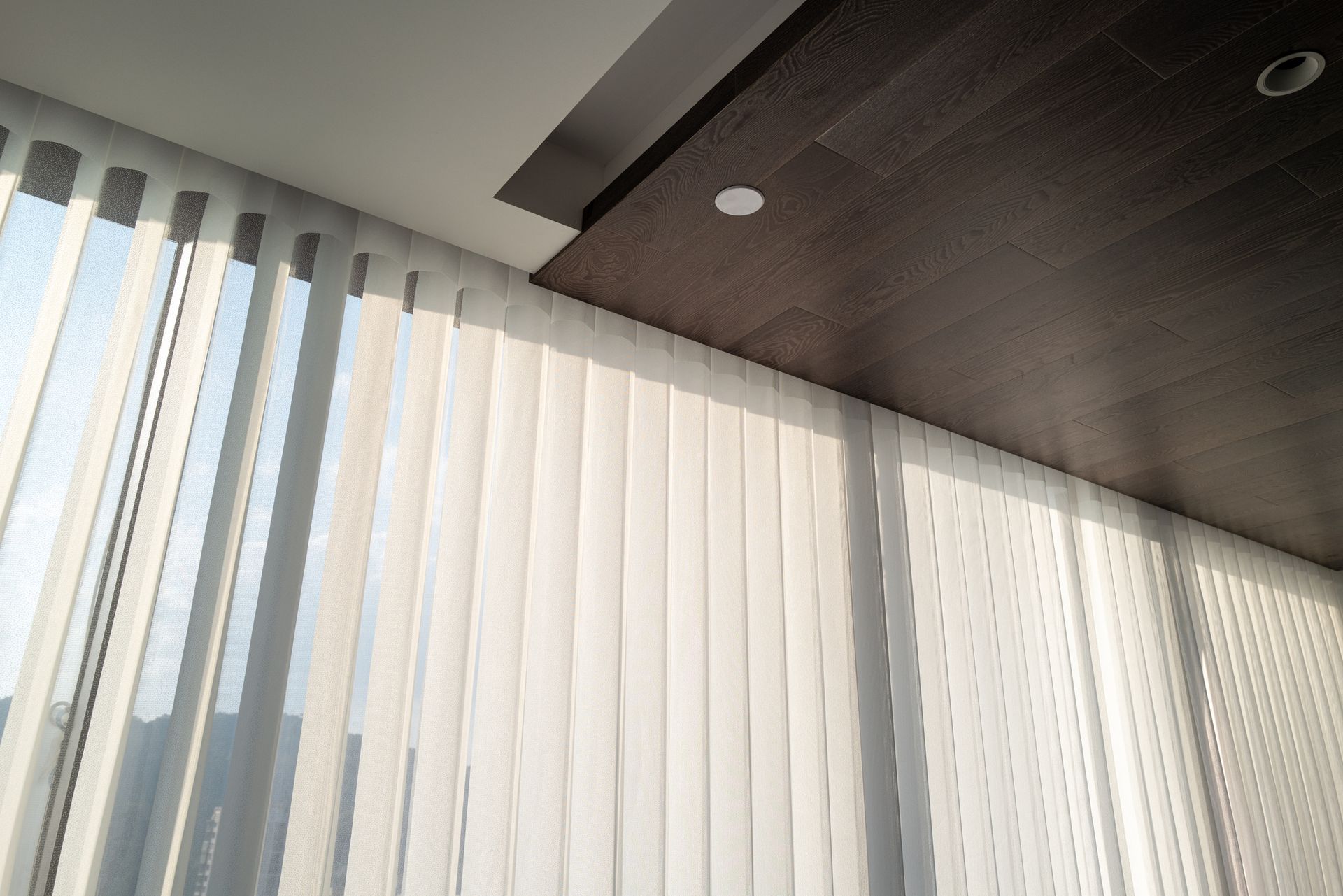 Low viewing angle of vertical blinds