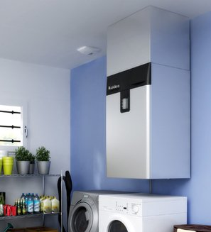 Une buanderie avec machine à laver et sèche-linge