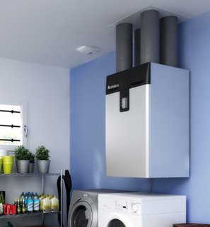 Une buanderie avec machine à laver et sèche-linge