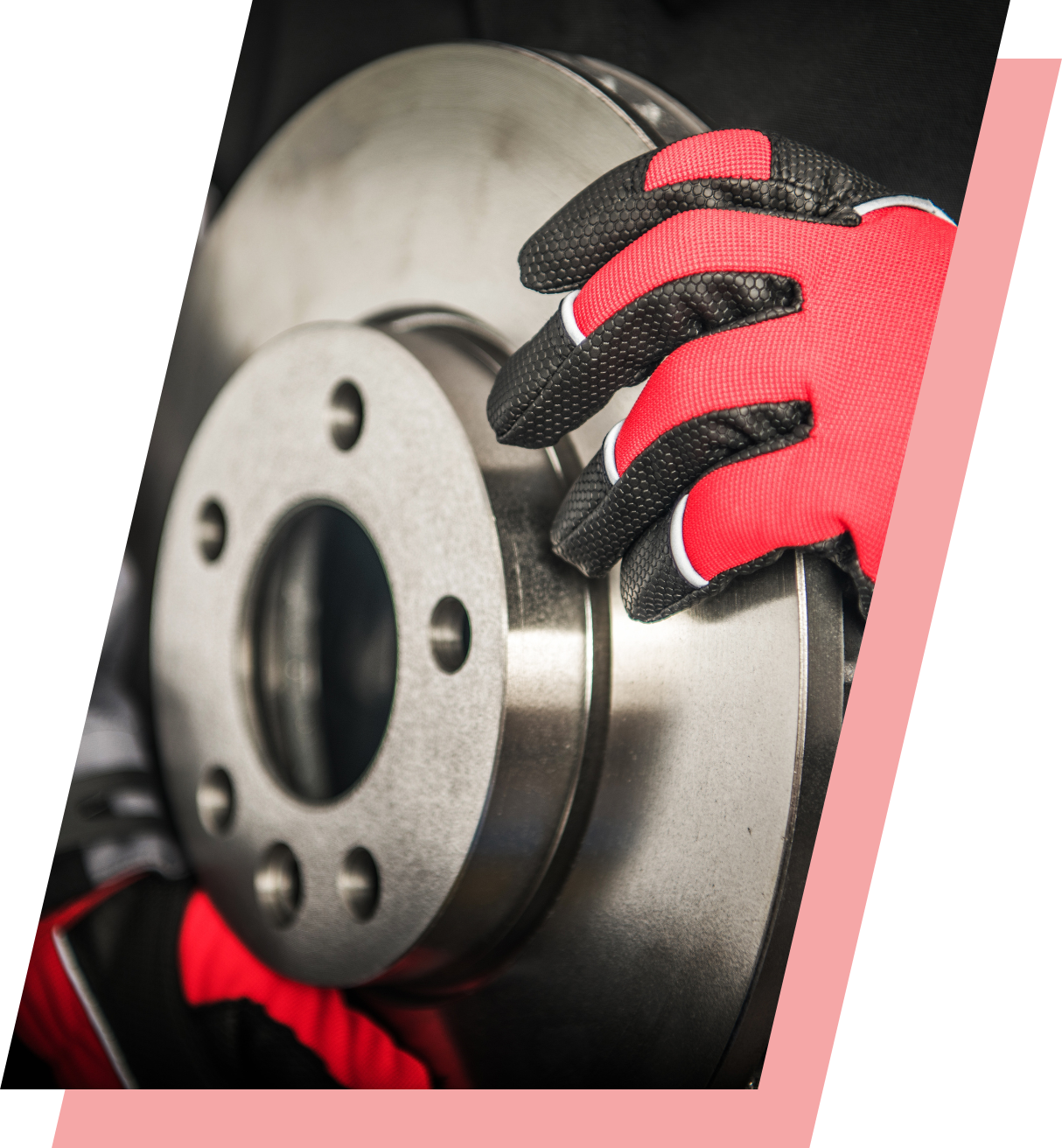 Une personne portant des gants rouges tient un disque de frein