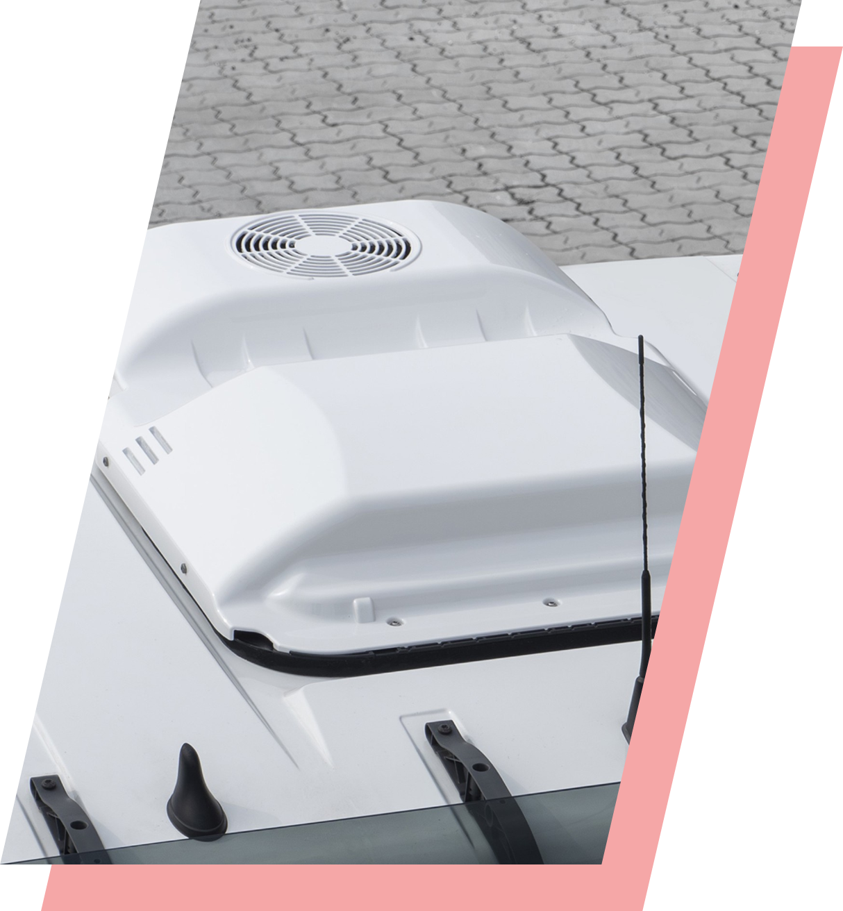 Une boîte blanche avec un ventilateur dessus