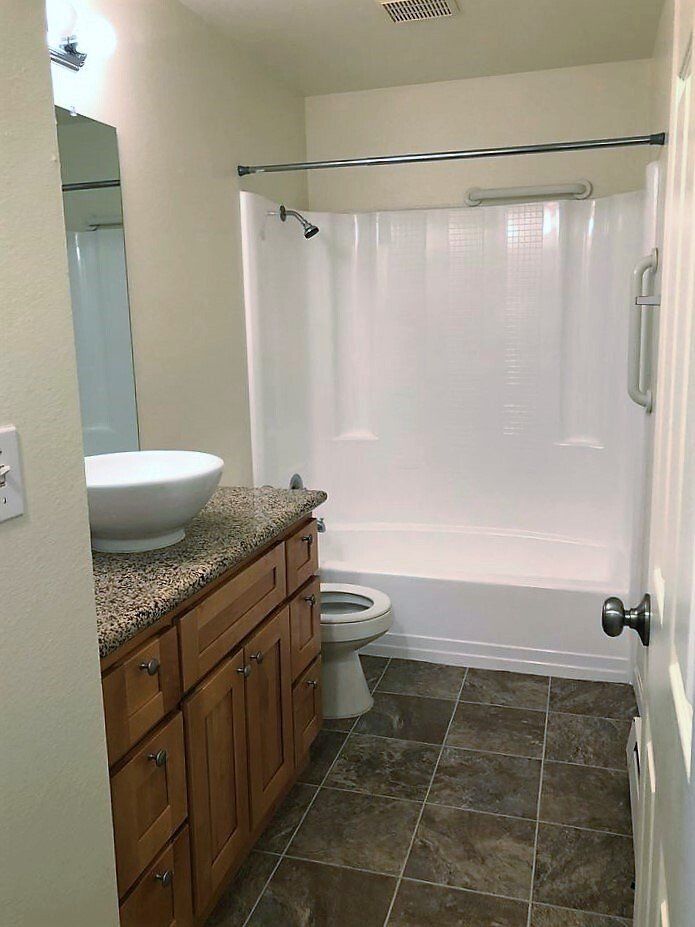 1 bedroom - bathroom image
