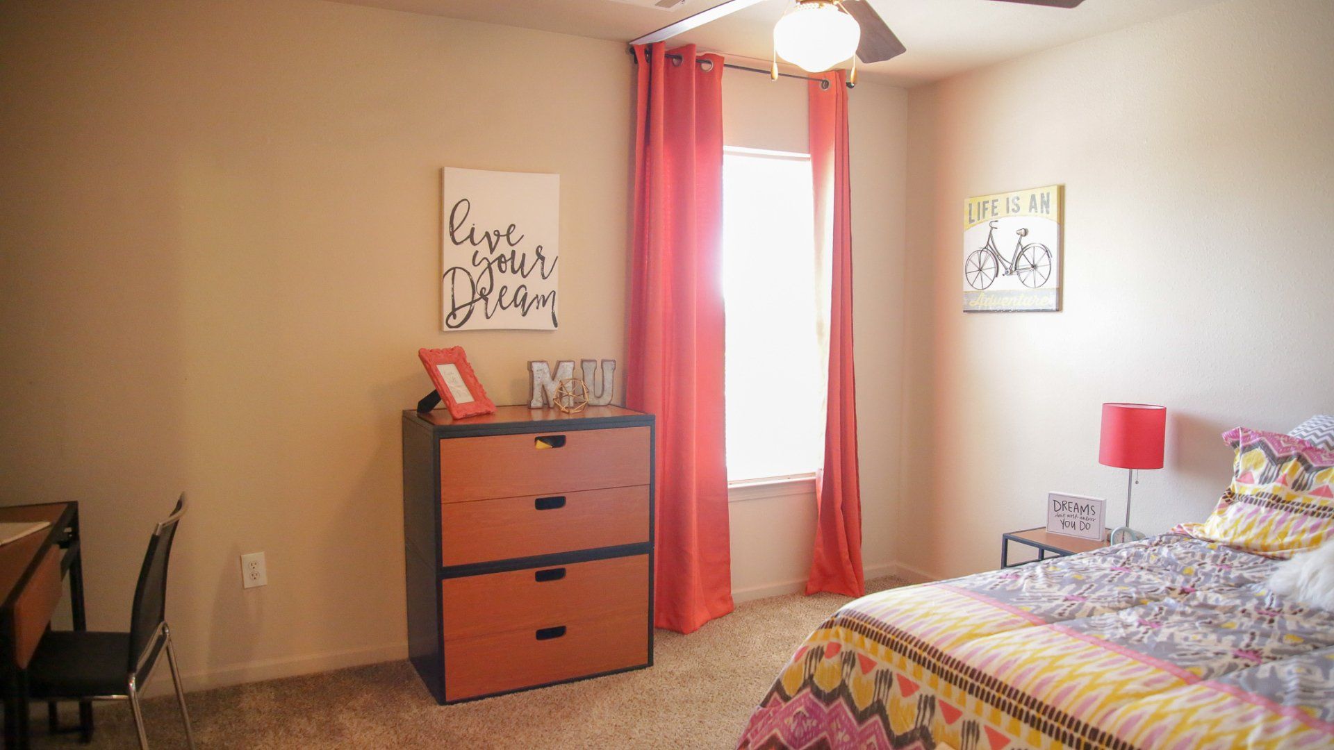 bedroom widows and curtains