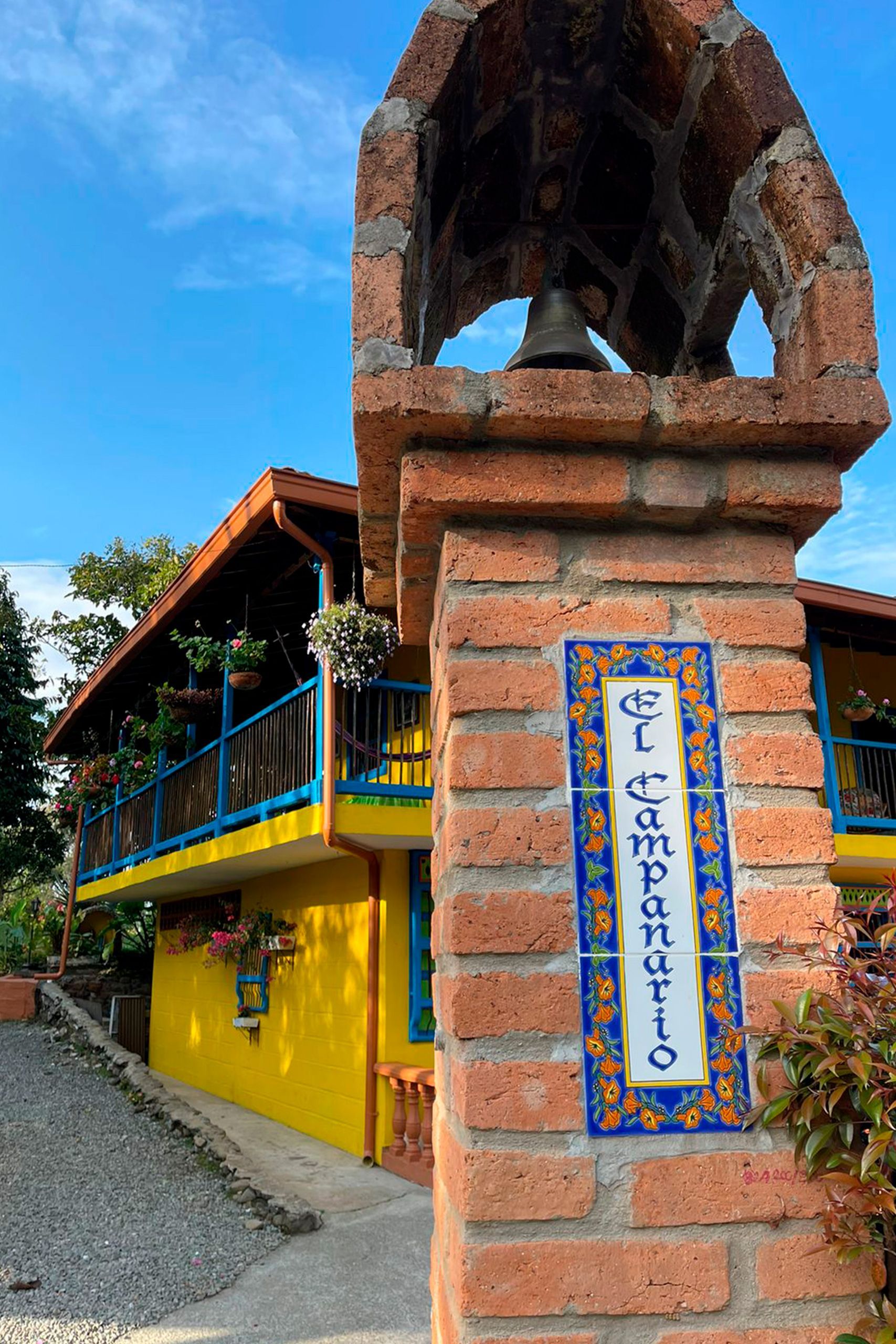 A brick pillar with a sign on it that says el campamento