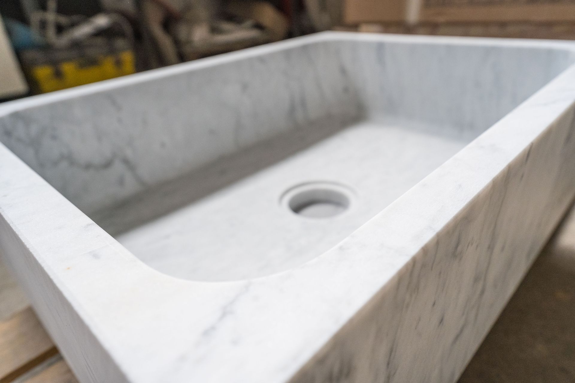 lavandino in marmo bianco