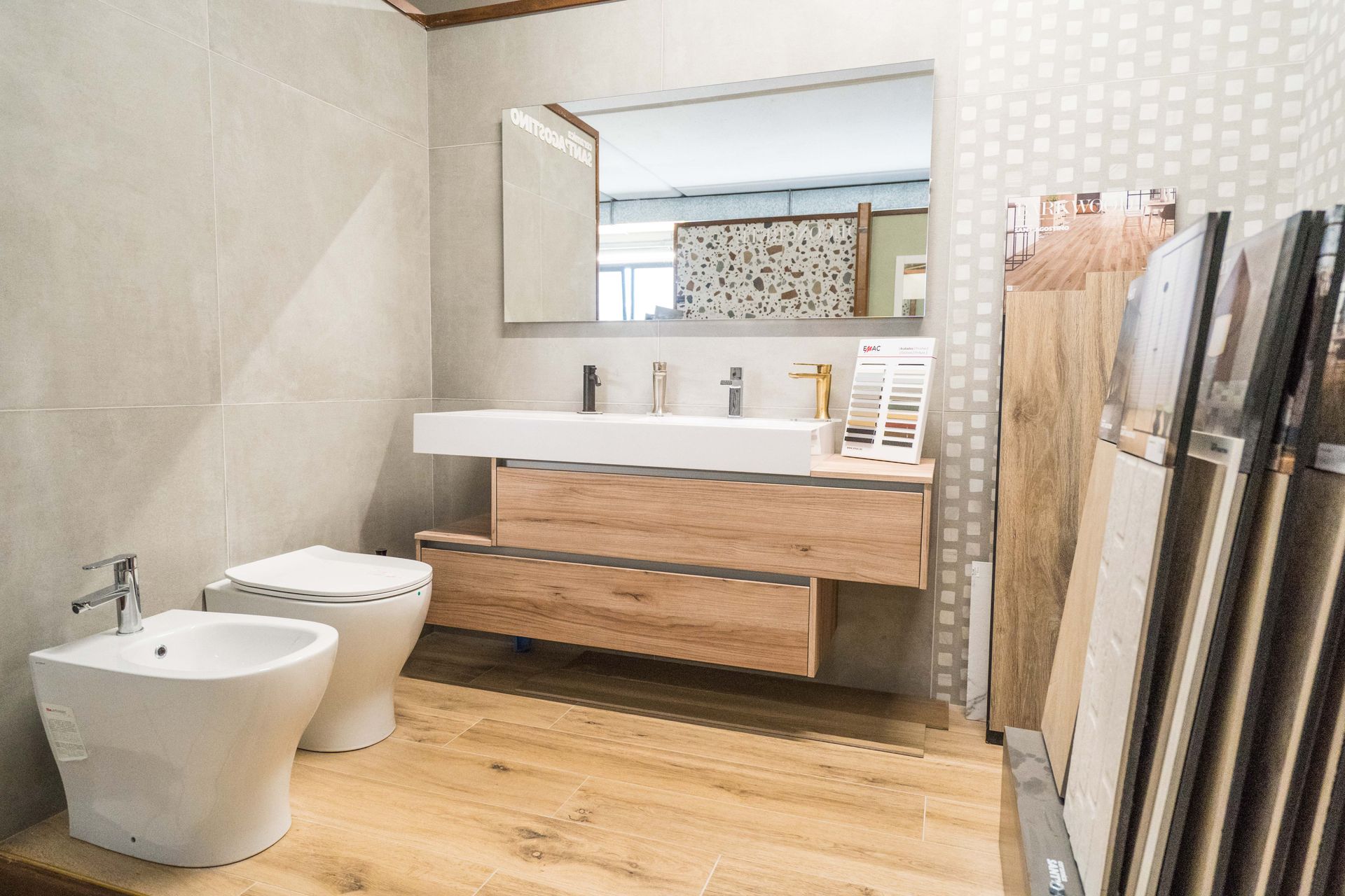 bagno in legno marrone