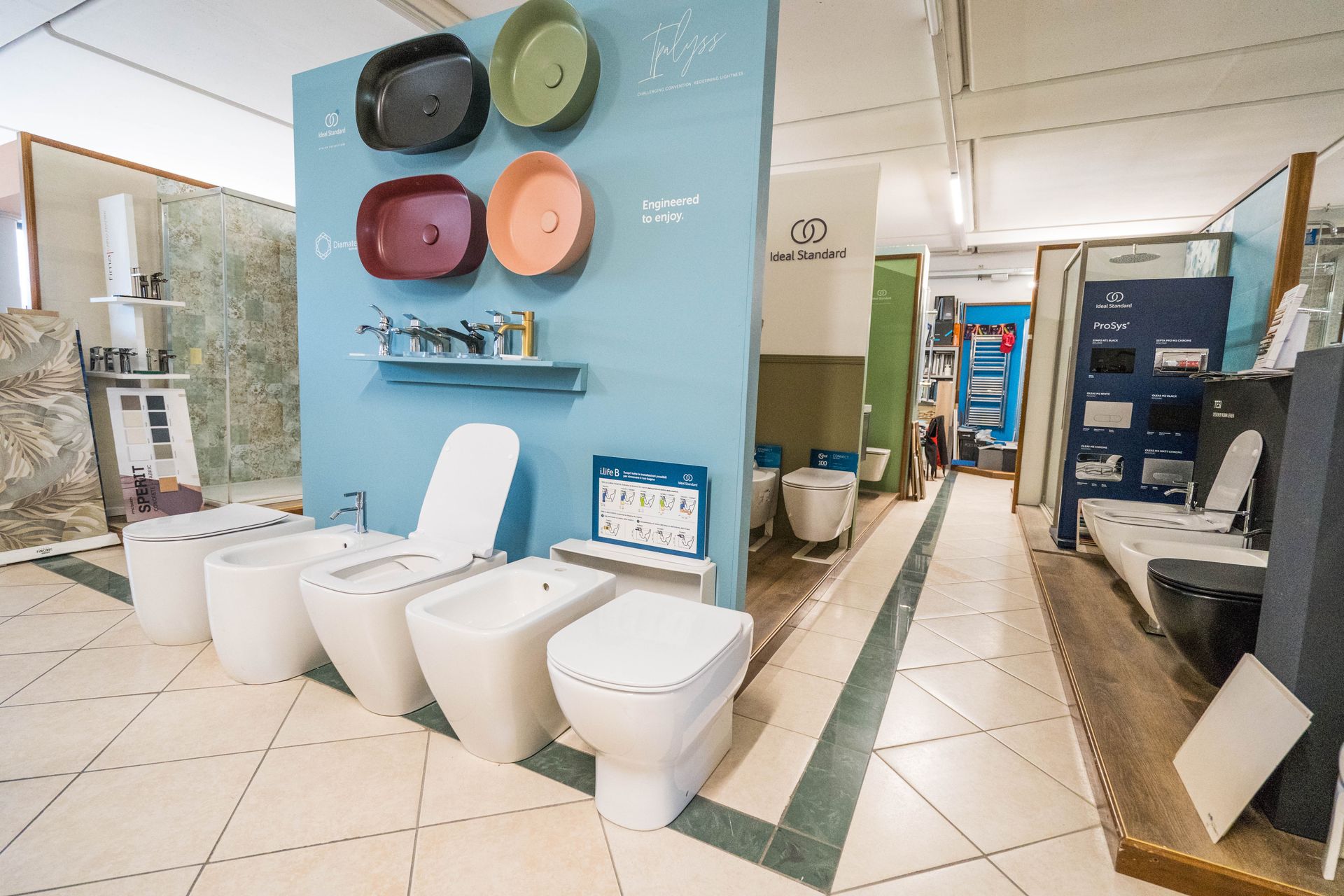 showroom con sanitari
