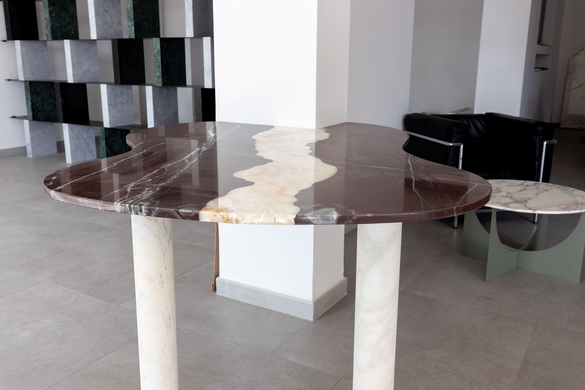 tavolo in marmo bordeaux