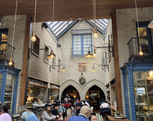 Mother’s Day balloon delivery in Los Angeles near République on South La Brea with luxury custom balloons by Balloon Concierge for brunch celebrations in LA.