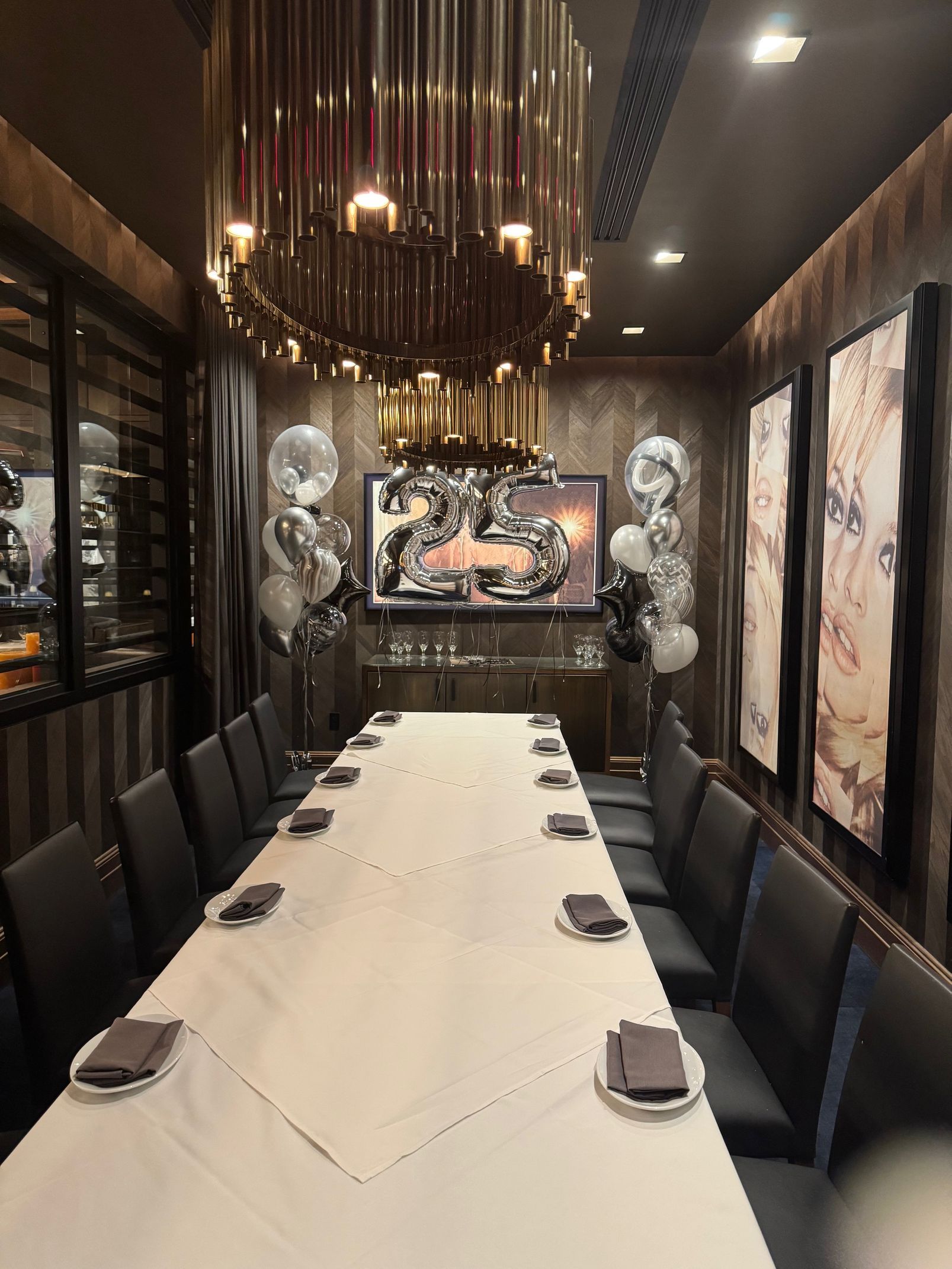 Birthday dinner party balloon centerpiece Los Angeles — elegant table balloon décor for intimate celebration — Balloon Concierge