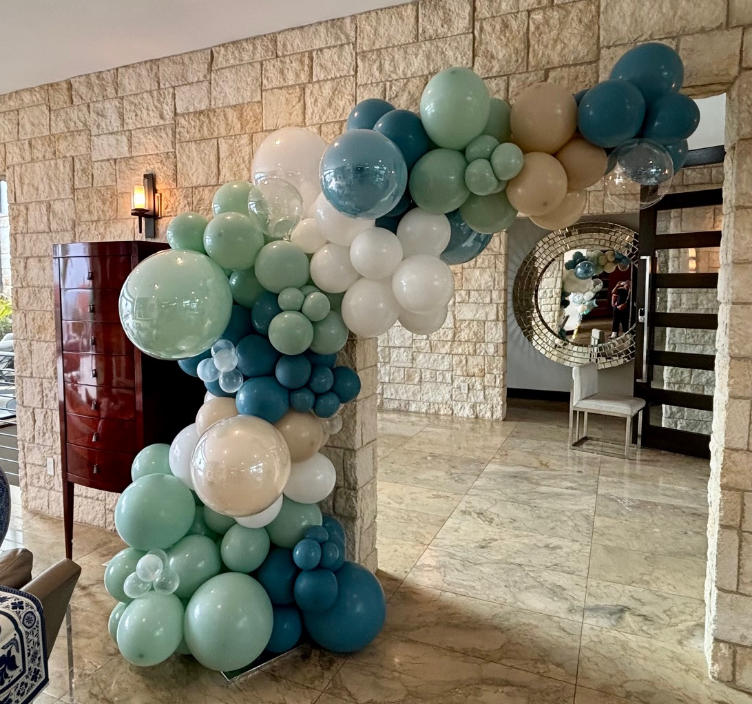 Organic balloon garland and classic balloon arch styles by Balloon Concierge in Los Angeles