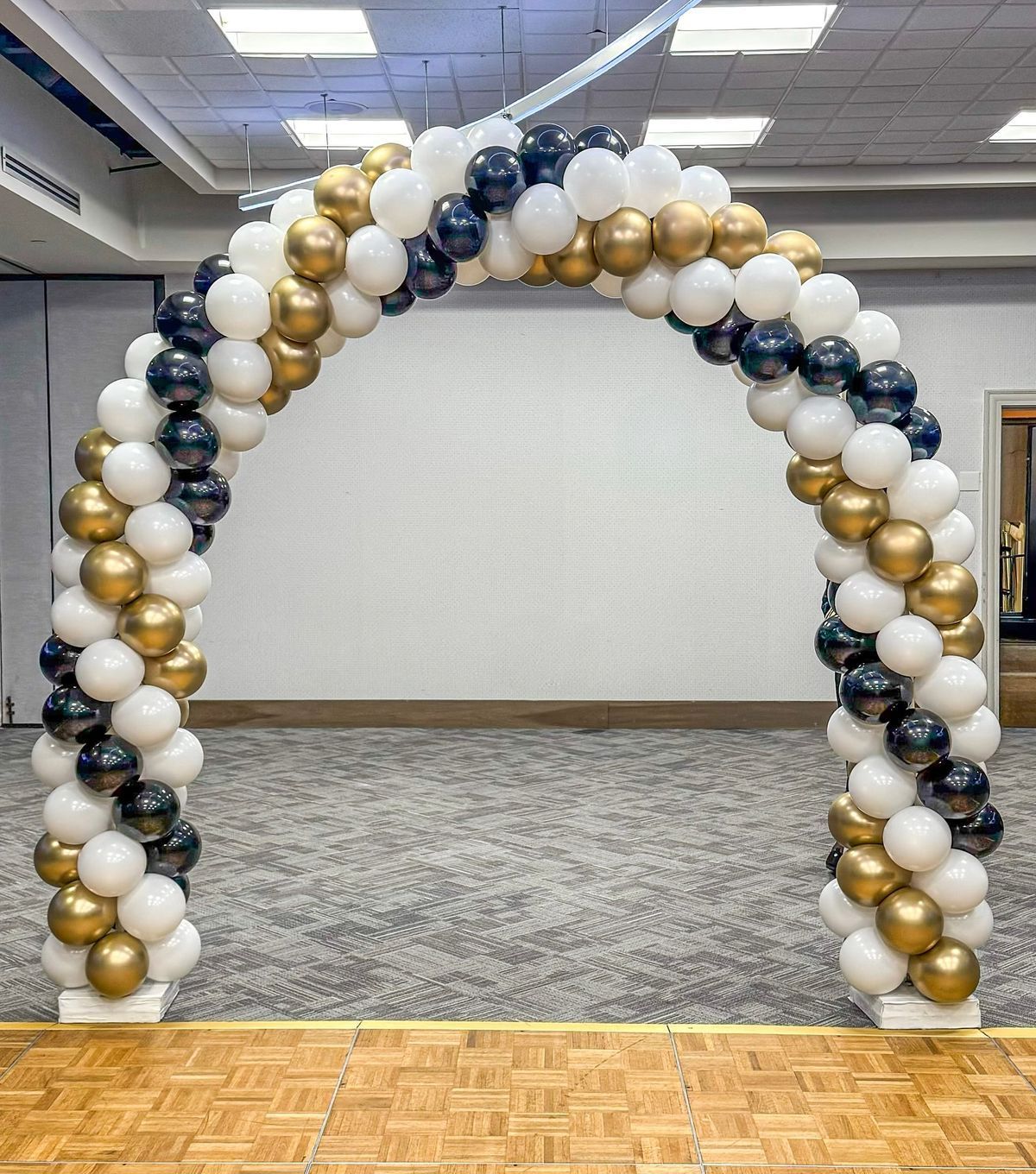 Organic balloon garland and classic balloon arch styles by Balloon Concierge in Los Angeles