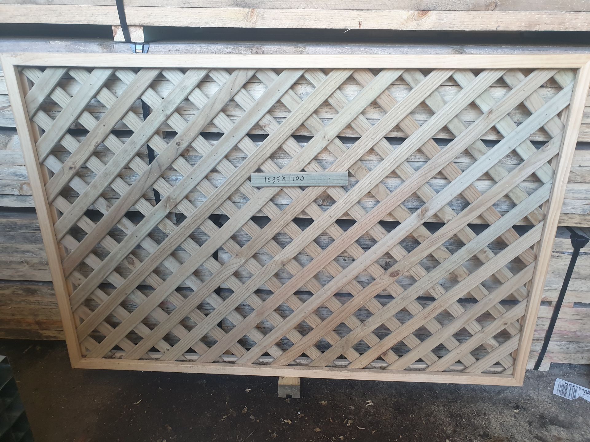 Framed diagonal profile lattice