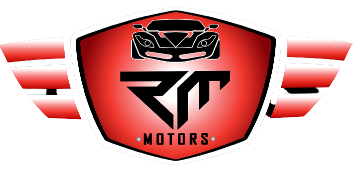 Logotipo da RT Motors: escudo vermelho com silhueta de carro, texto preto "RT MOTORS" e desenhos de asas.