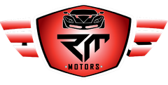 Logotipo da RT Motors: escudo vermelho com silhueta de carro, texto preto 