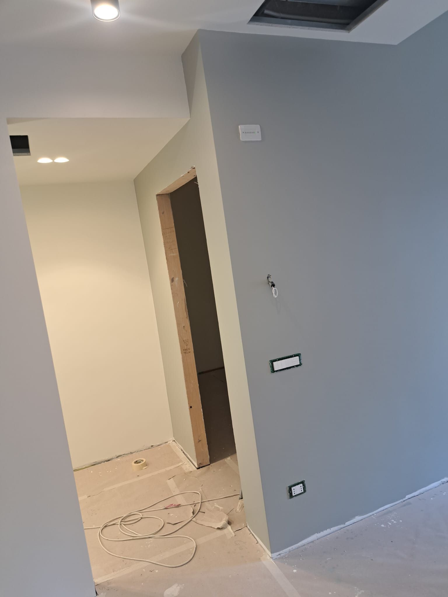 Una stanza con una porta e una luce sul soffitto.