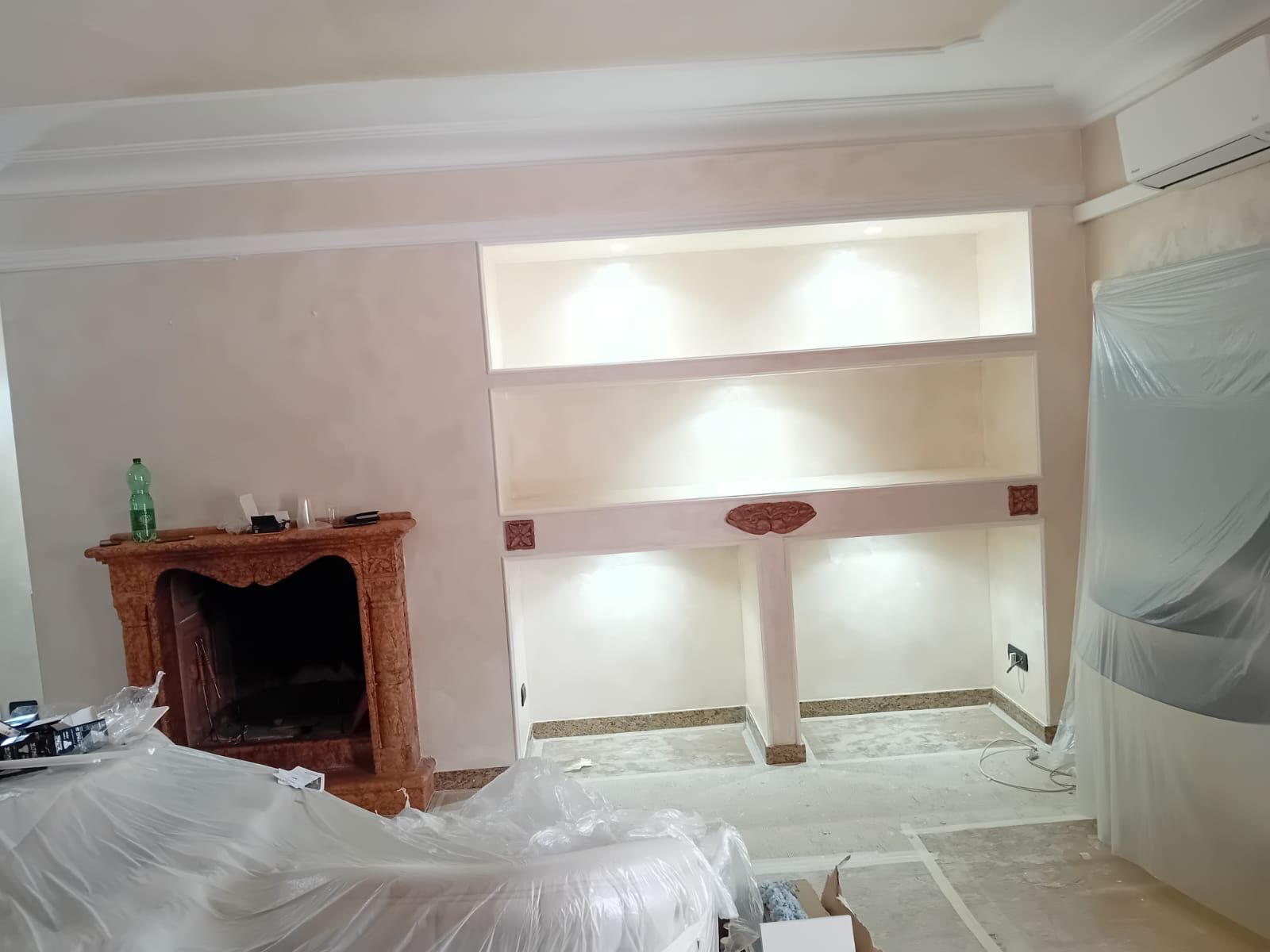 Un soggiorno con camino e scaffali al suo interno