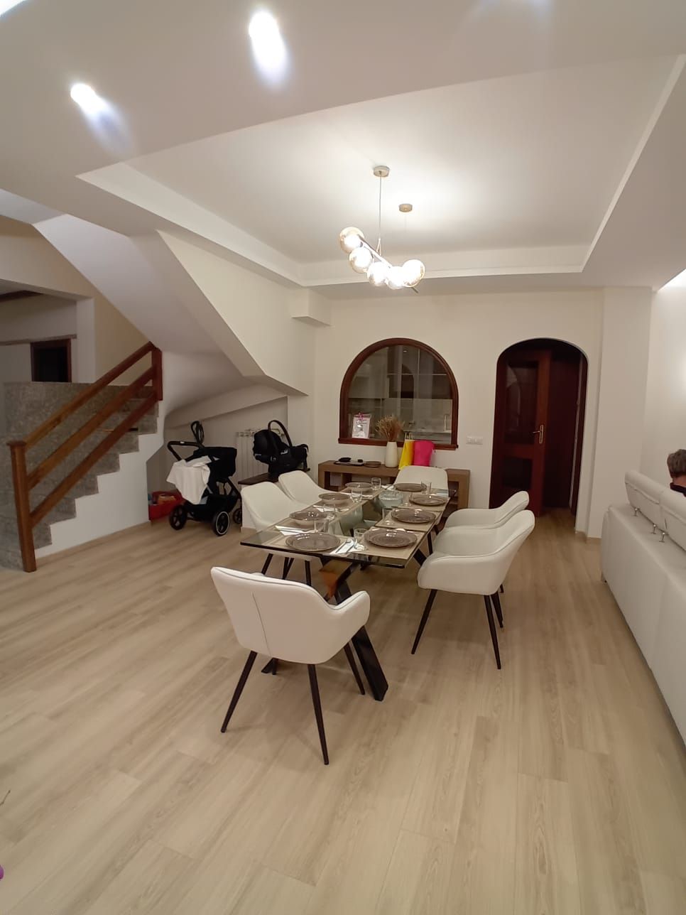 Un soggiorno con tavolo e sedie e scale