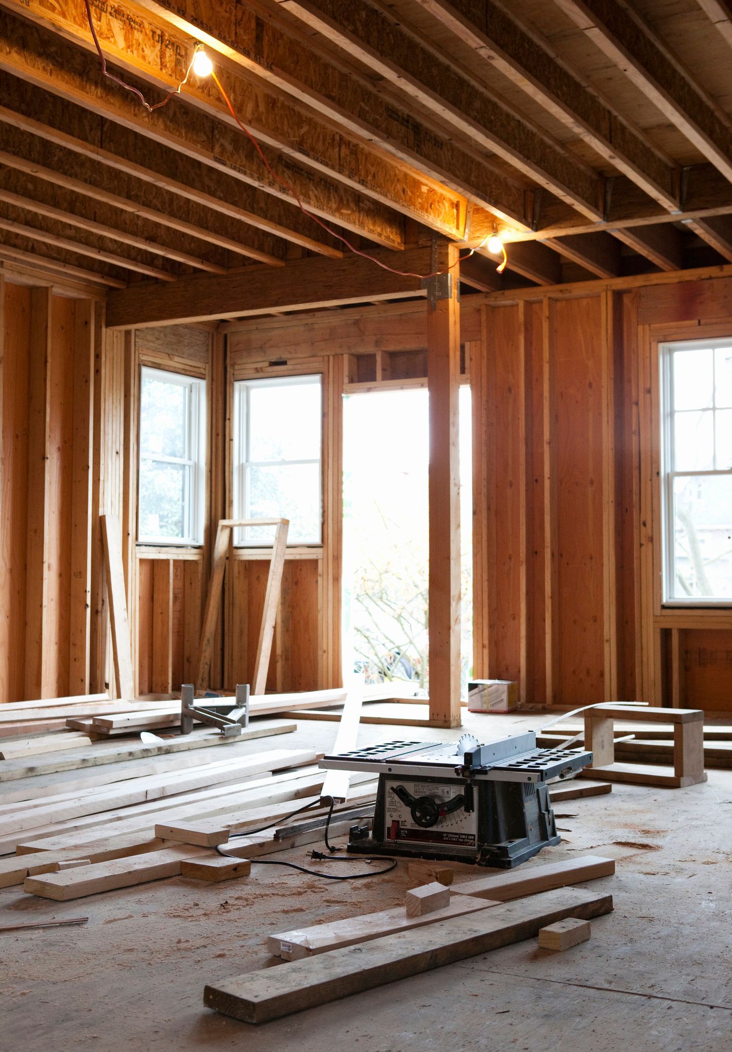 Una stanza che viene costruita con molto legno al suo interno