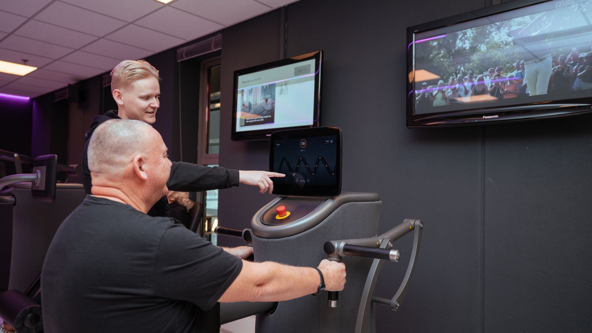 Een groep vrouwen doet squats in een sportschool.