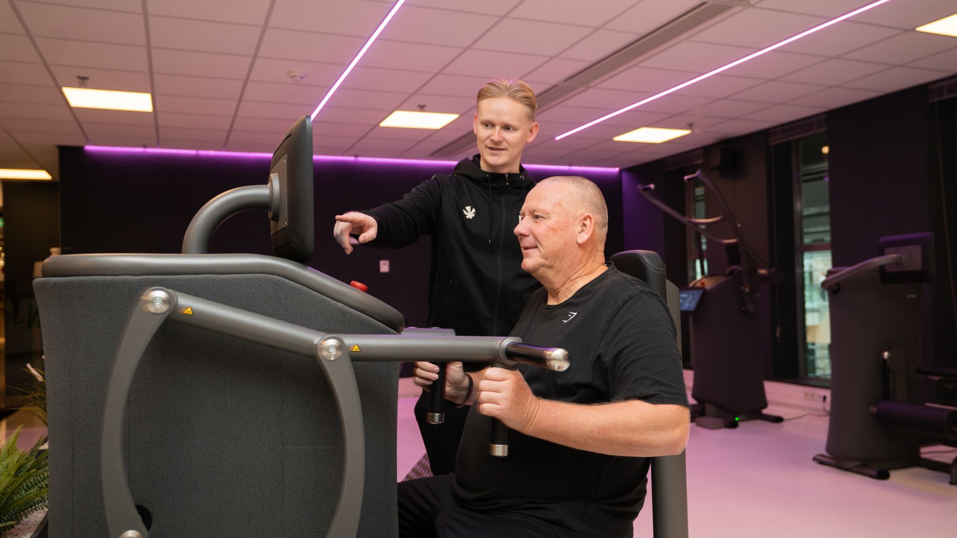 Een sportschool vol met fitnessapparatuur en bloemen.