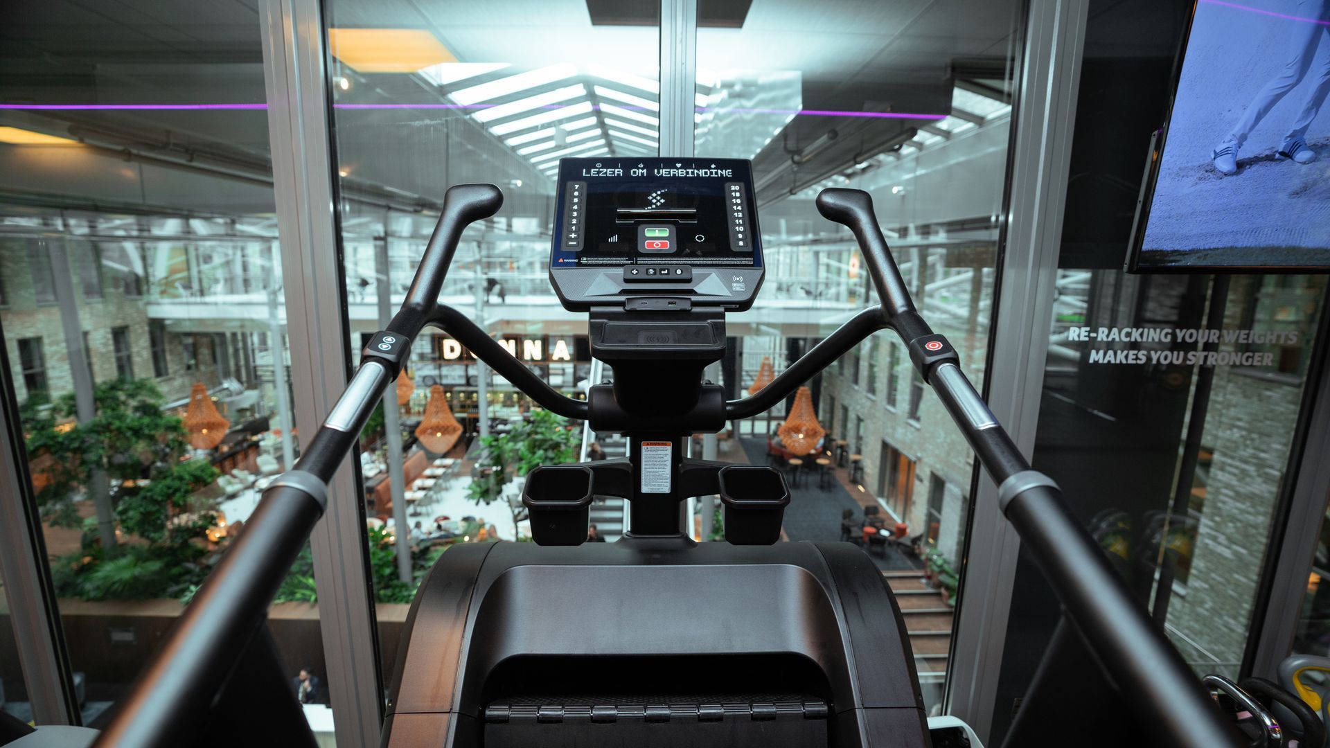 Een vrouw houdt een metalen staaf in haar hand.