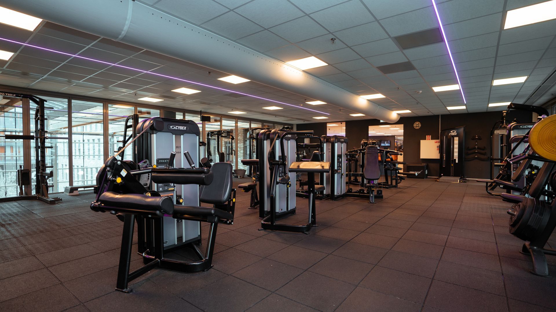 Een groep mensen fietst op een hometrainer in een sportschool.