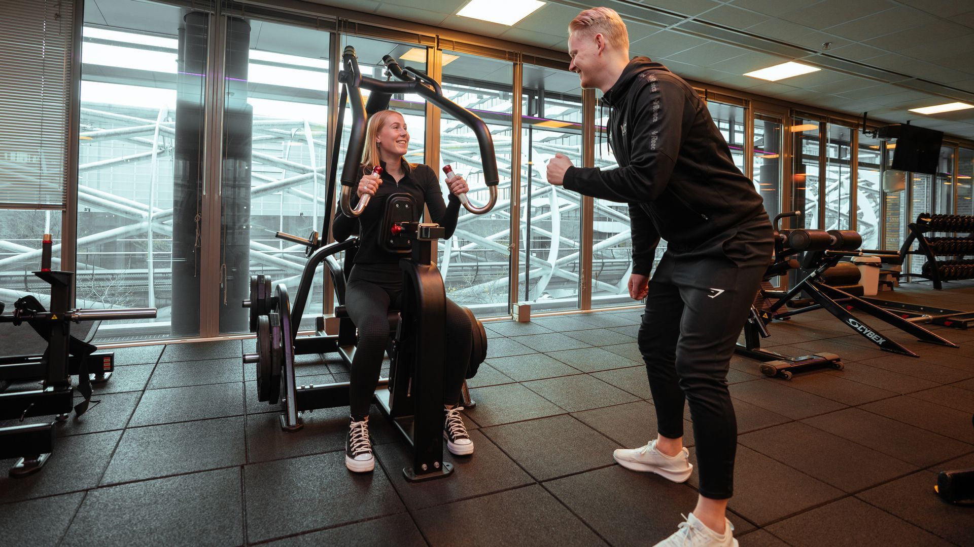Een groep vrouwen doet squats in een sportschool.