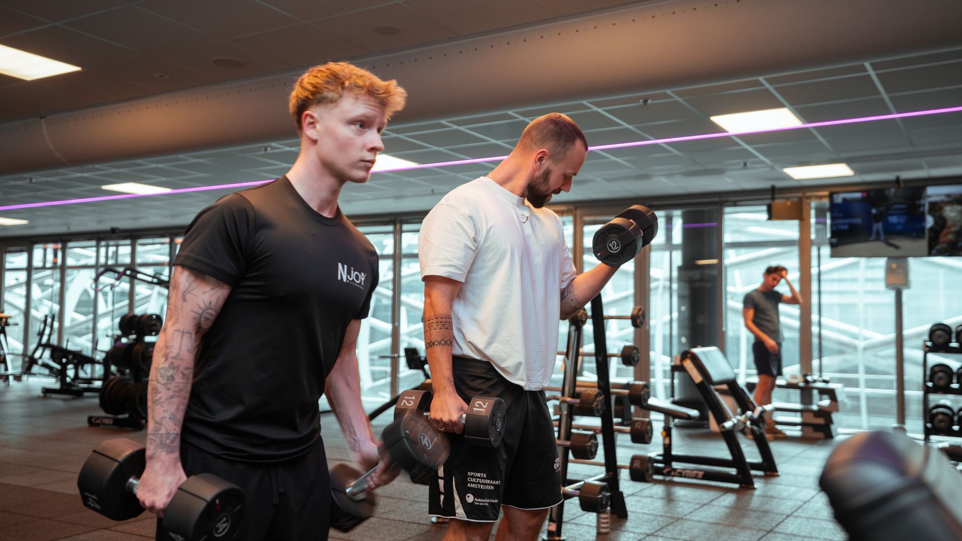 Een groep vrouwen doet squats in een sportschool.