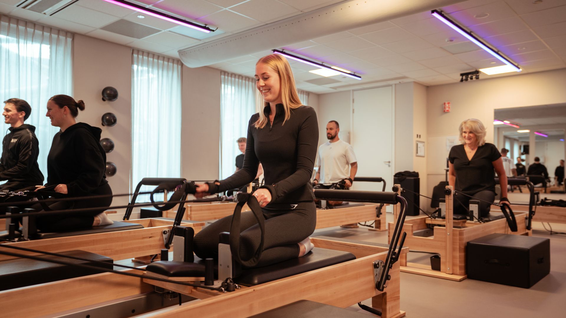 Een groep vrouwen danst zumba in een sportschool.