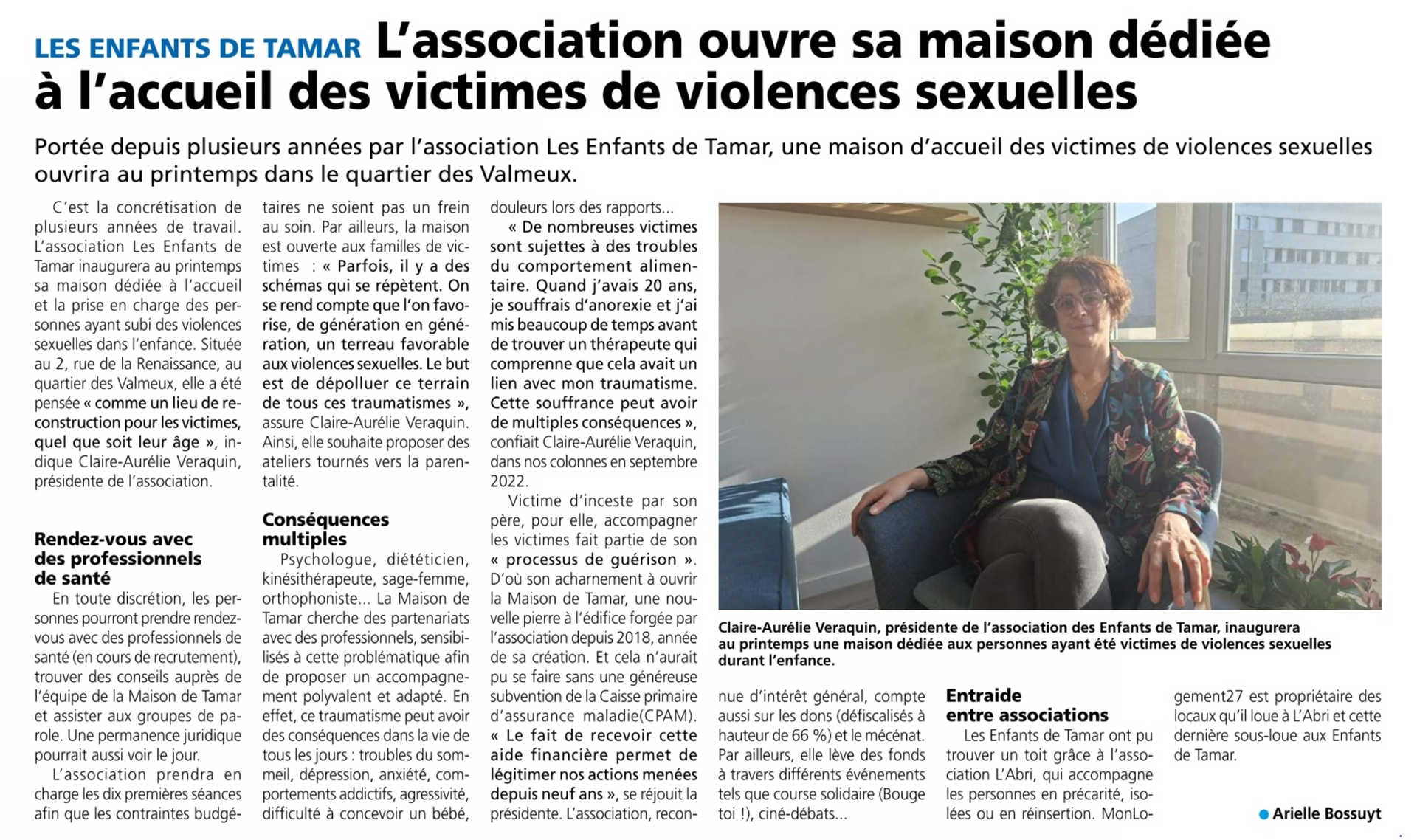 Article de journal : une association ouvre un foyer pour les victimes de violences sexuelles. Une femme est assise dehors.