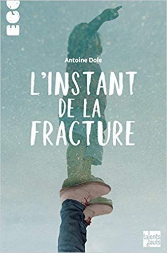 Couverture : Une silhouette floue pointe vers le haut sur un fond bleu neigeux. Titre : « L’instant de la Fracture ».