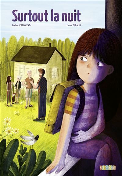 Une fille avec un sac à dos, l'air inquiet, devant une maison. Des gens en arrière-plan, de l'herbe verte, la nuit.