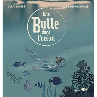 Une fille nage sous l'eau dans l'océan, titre