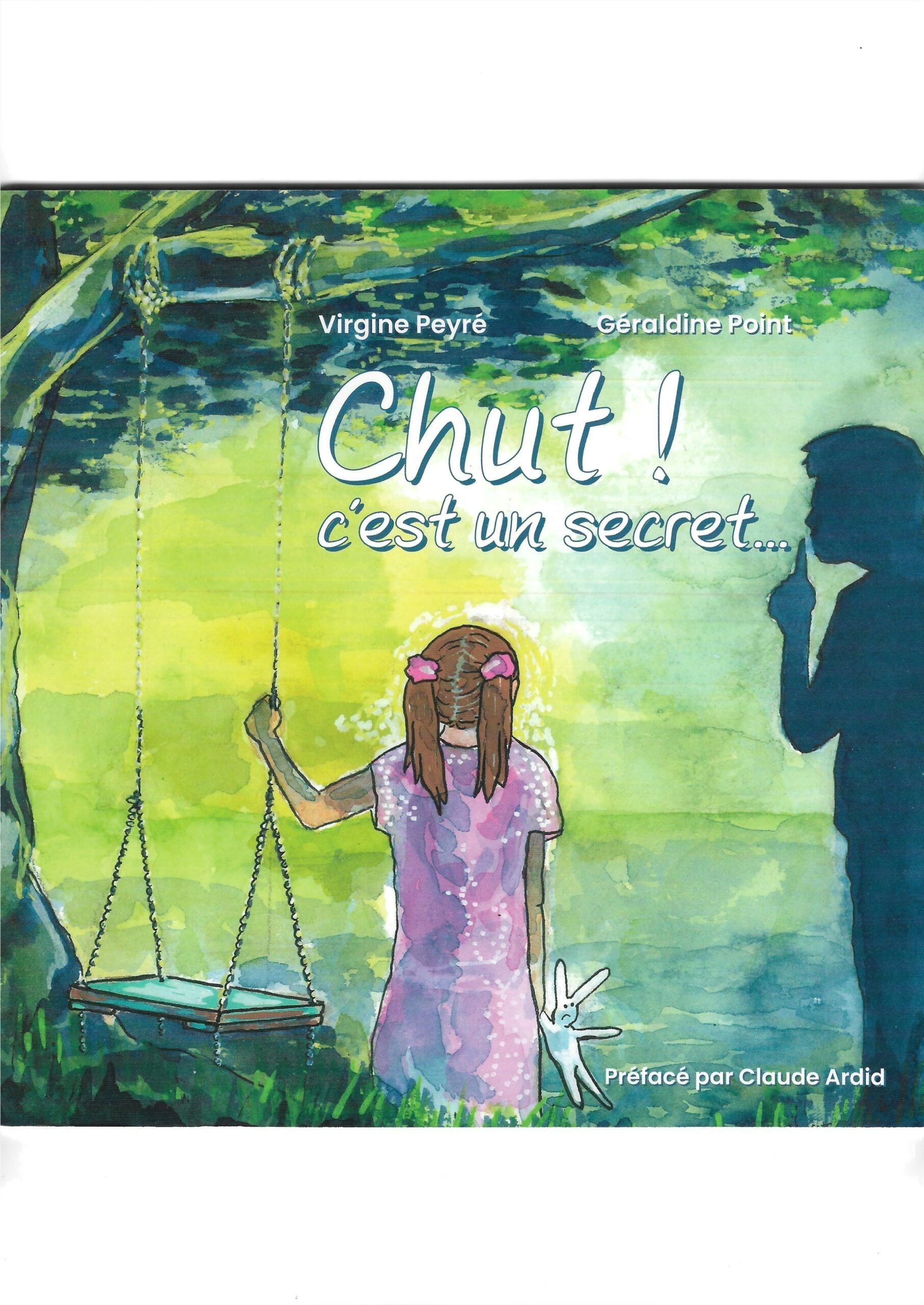 Fille sur une balançoire, arbres en arrière-plan. Une silhouette la fait taire. Texte : « Chut ! c'est un secret… »