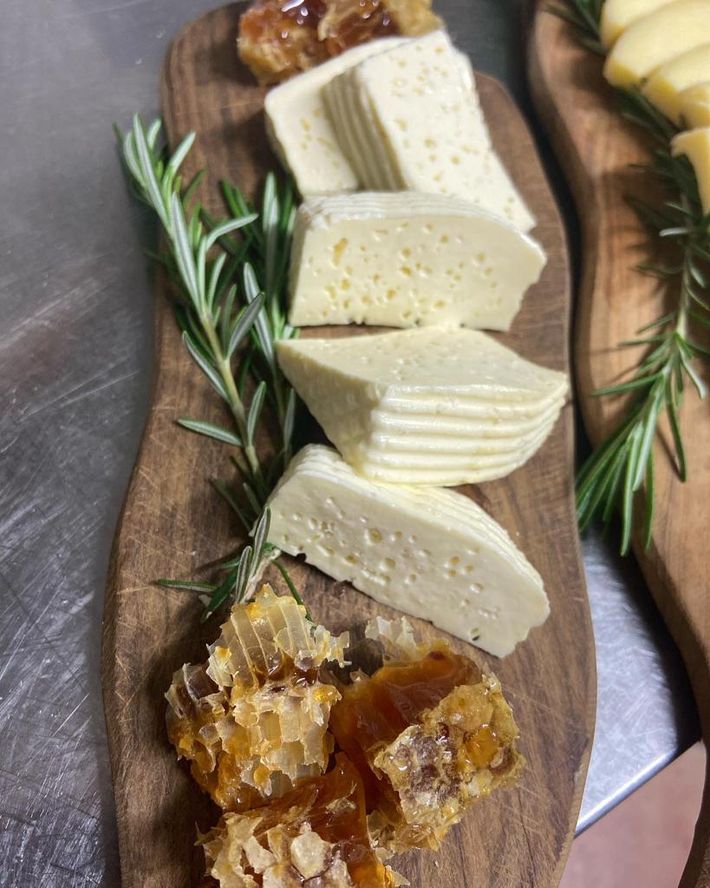 Cheese served with marmalade